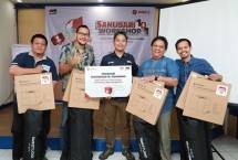 Perwakilan SiCepat Ekspres, Rangga Andriana selaku Manager Corporate Communication (tengah) saat menyerahkan bantuan alat produksi foto produk kepada perwakilan dari empat komunitas Indramayu dalam acara &lsquo;&rsquo;Sanubari Workshop 101: Jualan Makin Laris Lewat Promosi Sosmed dan Branding Menarik&rsquo;&rsquo; pada Kamis (27/7) di Indramayu, Jawa Barat. 