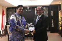 Menteri Perindustrian, Airlangga Hartarto bersama Menteri Ekonomi Maritim dan Navigasi Darat Polandia, Marek Grobarczyk