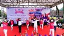 Bima Arya dan Ridwan Kamil juga ikut berolahraga bersama warga Bogor di acara &ldquo;SoKlin Softergent Double Perfume Festival&rdquo;.