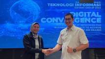 Direktur Bisnis Metranet Faisal Yusuf (kanan) dan Direktur Supply Chain Management dan Teknologi Informasi ID Food Bernadetta Raras (kiri) usai penandatanganan kerja sama strategis penyediaan marketplace pangan B2B market.idfood.co.id.