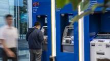 Nasabah bertransaksi di mesin ATM BRI