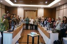  AM Putut Prabantoro (Tengah baju putih) berfoto bersama dengan peserta worksho Pemtapan Pancasila Dan Wawasan Kebangsaan Dalam Perencanaan Pembangunan yang diikuti pegawai muda BAPPENAS, di Hotel Santika, Gunung Kidul, Senin (14/08/2023) BAPPENAS DIMINTA UNTUK LAKUKAN RISET PERILAKU REMAJA