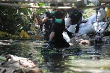 Dokumentasi relawan kegiatan Merdeka Dari Sampah saat membersihkan sampah di aliran anak sungai Tjipaganti. 
