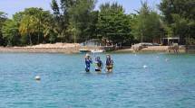 Wisatawan saat berlibur dan menikmati keindahan pantai Lalassa Tanjung Lesung
