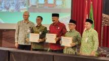 (Dari ki-ka): Deputi Operasional BSI Region 3 Palembang Dadan Riyadi Natadilaga, SVP Islamic Ecosystem BSI Muhammad Syukron Habiby, Ketua BWI Perwakilan Provinsi Lampung Heri Suliyanto, Kepala Kantor Wilayah Kementerian Agama Provinsi Lampung Puji Raharjo, dan Area Manager BSI Bandar Lampung Dede Irawan Hamzah saat sinergi bersama dalam Launching Wakaf Tunai Pengantin di Bandar Lampung,