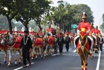 Sejumlah prajurit TNI berkuda membawa kereta kencana saat mengikuti Kirab Bendera Pusaka Merah Putih di kawasan Monumen Nasional (Monas), Jakarta, Kamis (17/8/2023). Kirab budaya Bendera Pusaka Merah Putih dalam rangka upacara peringatan detik-detik Proklamasi Kemerdekaan RI yang berlangsung di Istana Merdeka. (Amiri Yandi/InfoPublik)