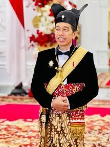 Presiden Joko Widodo mengenakan baju daerah Ageman Songkok Singkepan Ageng. Foto: Laily Rachev - Biro Pers Sekretariat Presiden 