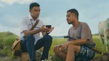 Peternak Sapi mendengarkan penjelasan penggunaan Brimo dari pegawai BRI