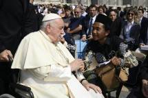 eni Iskandar menyalami Paus Fransiskus, dalam audiensi umum di Basilica Santo Petrus, Vatikan, Rabu (28/6/2023). Foto: Istimewa 