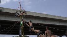 Pegadaian Gelar Panjat Pinang di Aliran Kalimalang