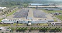 Pembangkit listrik tenaga surya di UCI East Java Factory .