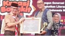 Direktur BCA Syariah Pranata mewakili perusahaan saat menerima penghargaan dari OJK