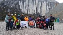 Spanduk HUT TNI Dibentangkan di Puncak Jayawijaya