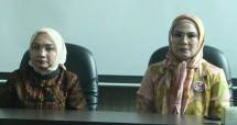 Wiwiek Hargono Ketua Dekranasda Kota Bekasi dan Nina Nugroho Ketua Panitia Bekasi City Fashion Movement 2023