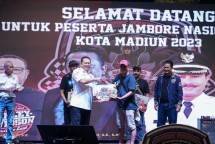 Ketua Umum IMI Serahkan Piala Kepada Para Pemenang Kontes Roda Dua dan Roda Empat Jambore Nasional IMI 2023 di Madiun