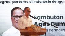 Menteri Perindustrian Agus Gumiwang Kartasasmita 