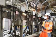 Petugas memantau _pressure gauge_ produk PT 3S International yang dipasang di pompa drive area hydrolik power unit Cooler Pabrik Tuban, Jawa Timur.