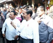 Menhan Prabowo Subianto Dampingi Presiden Jokowi Blusukan di Pasar Grogolan Pekalongan 