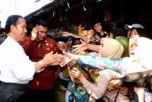 Presiden Jokowi Tinjau Harga Sejumlah Komoditas Pangan di Pasar Grogolan Baru Pekalongan