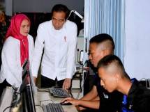 Presiden Jokowi dan Ibu Iriana Tinjau Aktivitas Pembelajaran di SMKN Jawa Tengah