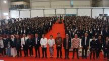 Jajaran Rektorat, Yayasan, Dekan dan Ketua Program Studi berfoto bersama seluruh mahasiswa baru President University angkatan 2023