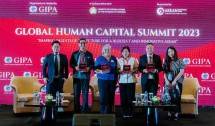 Michellina L. Triwardhany, Presiden Direktur Prudential Indonesia (kiri ketiga) menjadi pembicara dalam acara Global Human Capital Summit 2023.