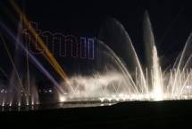 Penampilan konfigurasi drone membentuk tulisan TMII dan air mancur menari saat pengenalan wajah baru TMII di Danau Archipelago, TMII, Jakarta, Jumat (1/9/2023). Acara perkenalan wajah baru pascarevitalisasi tersebut menampilkan desain yang kekinian dan beragam atraksi air mancur menari yang memadukan teknologi water screen, pencahayaan, serta 300 drone show. ANTARA FOTO/Asprilla Dwi Adha/hp.