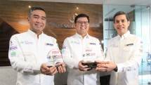 Direktur Utama PT Bank Muamalat Indonesia Tbk Indra Falatehan (tengah), Direktur Kepatuhan dan Hukum Bank Muamalat Karno (kiri), dan Sekretaris Perusahaan Bank Muamalat Hayunaji (kanan) memperlihatkan plakat GRC & Performance Excellence Award 2023 di Muamalat Tower, Jakarta