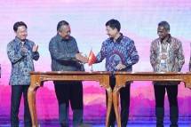 Gubernur Bank Indonesia Perry Warjiyo (kedua kiri) disaksikan Gubernur Bank Negara Malaysia Rasheed Ghaffour (kanan), Wakil Direktur Pelaksana Otoritas Moneter Singapura Leong Sing Chiong (kiri) berjabat tangan dengan Deputi Gubernur State Bank of Vietnam Thanh Ha Pham (kedua kanan) usai menandatangani berkas nota kesepakatan kerja sama (MoU) di Jakarta, Jumat (25/8/2023). Bank Sentral Vietnam sepakat untuk bergabung dalam kerja sama konektivitas pembayaran di kawasan ASEAN. ANTARA FOTO/Hafidz Mubarak A/foc
