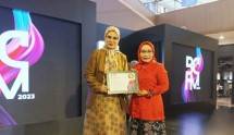 Nina Nugroho Ketua Panitia BCFM bersama Wiwiek Hargono Ketua Dekranasda Kota Bekasi Saat penutupan BCFM.