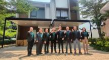 Jajaran management Mitbana bersama jajaran management PT Intiland Development Tbk saat berfoto di depan rumah contoh di kawasan Green Bestari Park