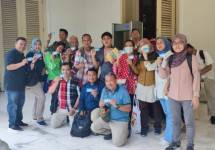Sejumlah wartawan menunjukkan kartu keanggotaan Perpusnas.