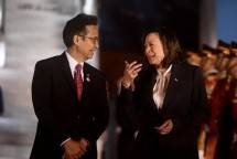 Wakil Presiden Amerika Serikat Kamala Harris disambut Menteri Kesehatan Budi Gunadi Sadikin (kiri) setibanya di Bandara Soekarno-Hatta, Tangerang, Banten, Selasa (5/9/2023). Media Center KTT ASEAN 2023/Muhammad Adimaja/pras 