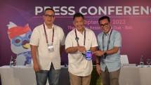 Direktur Wholesale & International Service Telkom, Bogi Witjaksono (tengah) didampingi Chief Executive Officer Telkom Indonesia Internasional (Telin) Budi Satria Dharma Purba (kanan) dan SVP Corporate Communication & Investor Relation Telkom Ahmad Reza (kiri) mendemokan BATIC Apps yang menjadi assistant bagi peserta selama penyelenggaraan BATIC 2023 di The Westin Resort Nusa Dua Bali