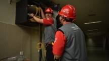 Petugas TelkomGroup memastikan kualitas jaringan telekomunikasi andal di lokasi Media Center KTT ke-42 ASEAN yang dikelola oleh TelkomGroup dari sisi penyediaan infrastruktur dan layanan telekomunikasi di Jakarta