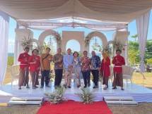 Foto Bersama* - Fr Merry Christian Putra Pr, Gora Kunjana dan Romo Agus Widodo Pr, Taprof Lemhannas RI AM Putut Prabantoro berfoto bersama kedua mempelai. Foto: Istimewa