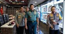 Panglima TNI Laksmana Yudo Margono (tengah)