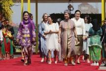Ibu Iriana Joko Widodo (kiri) berjalan bersama (dari kiri) Ibu Ritu Banga, Ibu Jodie Haydon, Ibu Louise Araneta Marcos, Ibu Ho Ching, Ibu Vandara Siphandone dan Ibu Kishida Yuko saat rangkaian Spouse Program KTT ASEAN 2023 di Taman Mini Indonesia Indah, Jakarta, Rabu (6/9/2023). Media Center KTT ASEAN 2023/Dhoni Setiawan/aww. 