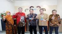 Plt Direktur Utama BNI Syariah Firman Wibowo dua dari kiri.