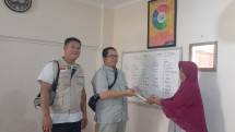 Ketua Jufi Wiyanto bersama wakif menyerahkan wakaf Al-Qur'an