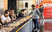 FIDE Master International Bertanding di Merlynn Park Hotel Jakarta dalam Peringatan Hari Olahraga Nasional.