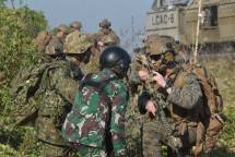 Prajurit Korps Marinir Bersma Pastukan USMC, JGSDF dan Singapore Army Kuasai Pantai Musuh