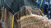 Tenun motif Dayak Iban, Kapuas Hulu, Kalimantan Barat yang berusia 100 tahun dari Oerip Indonesia di ASEAN Weekend Market pada 1-3 September 2023 di Gedung Serbaguna. (Donna/Tim Komunikasi dan Media KTT ke-43 ASEAN 2023) 