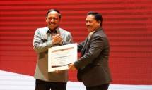 Kepala Perpusnas M. Syarif Bando menerima penghargaan dari Kemenkumham.