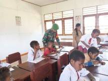 Babinsa Koramil 1710-05/Jila Bantu Guru Awasi Proses Belajar Mengajar