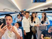 Pengalaman Para Penggiat Seni Naik Kereta Cepat Jakarta-Bandung