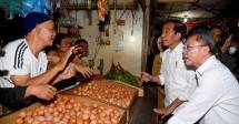 Presiden Jokowi Tinjau Harga Komoditas Pangan di Pasar Johar Karawang