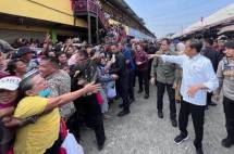 Presiden Jokowi Salurkan Bantuan Pangan kepada Masyarakat di Karawang