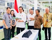 Presiden Jokowi Tinjau Pabrik Baterai Mobil Listrik di Karawang