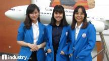 Mahasiswi Fakultas Hukum President University, Selly Marcelina, Suherlin dan Wiwin Widianingsih